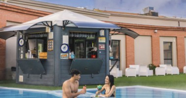 Piscina esterna con bar